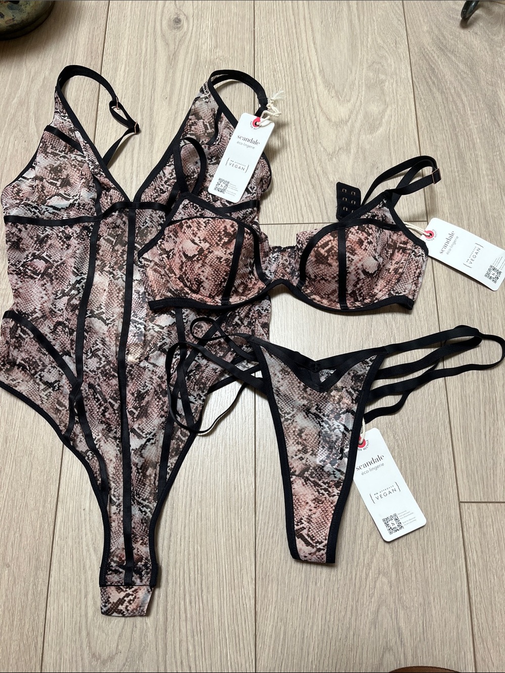 French lingerie matching set snake-Print blackTrim Bodysuit+bra+2 thong SCANDALE
